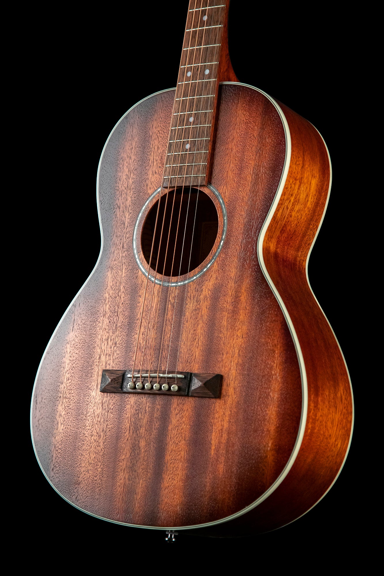 AP550, forme Parlor, table acajou, f/e acajou, manche acajou, sillet 43 mm, naturel pores ouverts