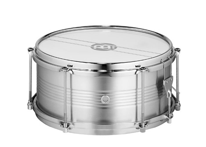 Caixa 12" x 6", fût aluminium, peau synthétique remplaçable, accastillage chromé, timbre traditionnel avec cordes de guitare