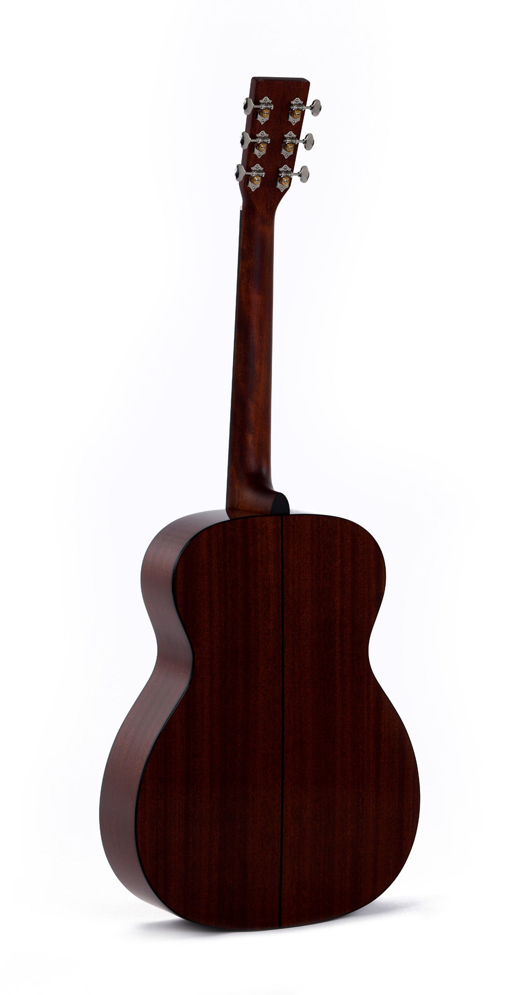 Modèle 000M-18, Forme 000, table épicéa massif, f/e acajou, touche micarta, soft case, naturel brillant