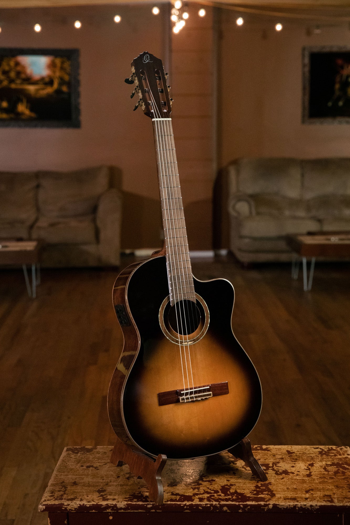 RCE158SN, modèle Slim Neck, pan coupé, EQ MagusPro, table épicéa massif, manche acajou, sillet 48 mm, housse, sunburst