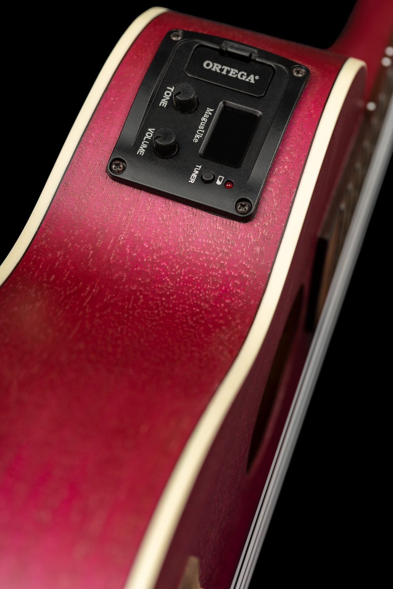 RURUBY-CE, modèle Concert pan coupé, EQ Ortega MagusUke, table okoumé, fond & éclisses okoumé, rouge rubis satiné