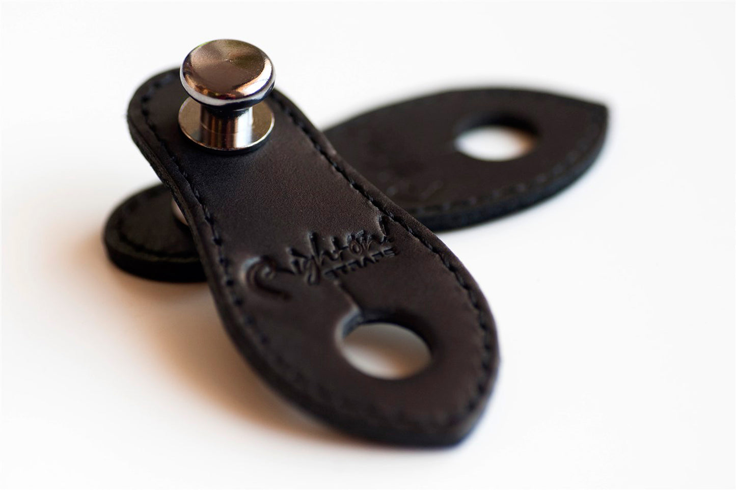 Attache-courroie, cuir, pour guitare acoustique ou classique, se place au niveau de la sortie jack, noir