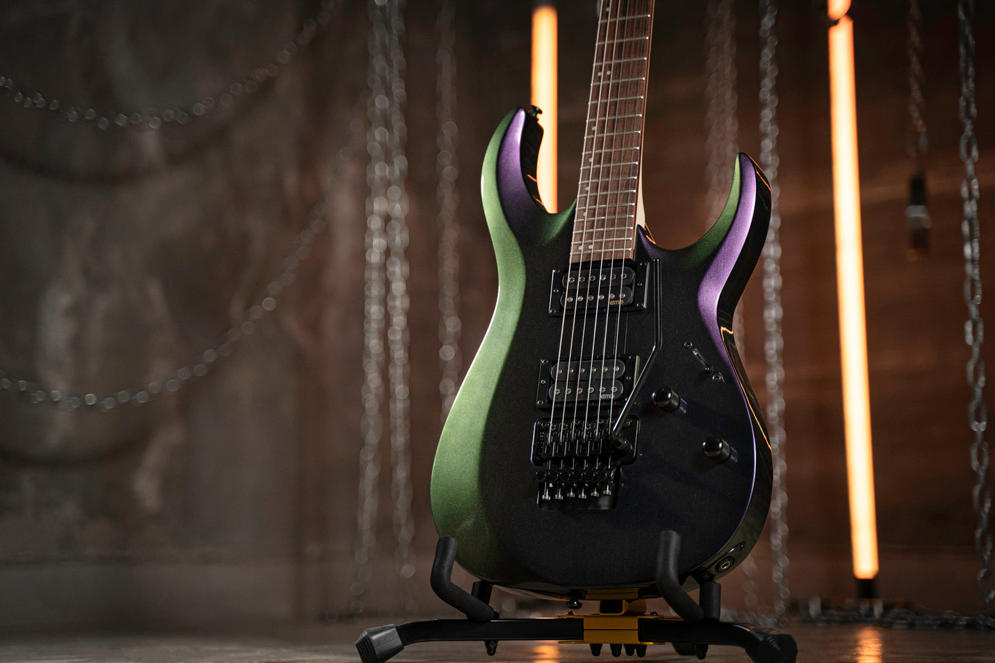 X300, corps tilleul, manche érable, touche palissandre, vibrato Floyd Rose, 2 micros EMG RetroActive Hot70, flip purple