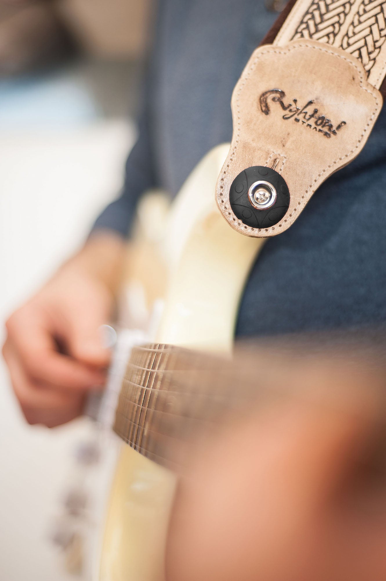 Bloque-courroie, caoutchouc, non-déformable, élasticité maximum,attache sécurisée, rouge ou noir (sachet de 2 pièces)