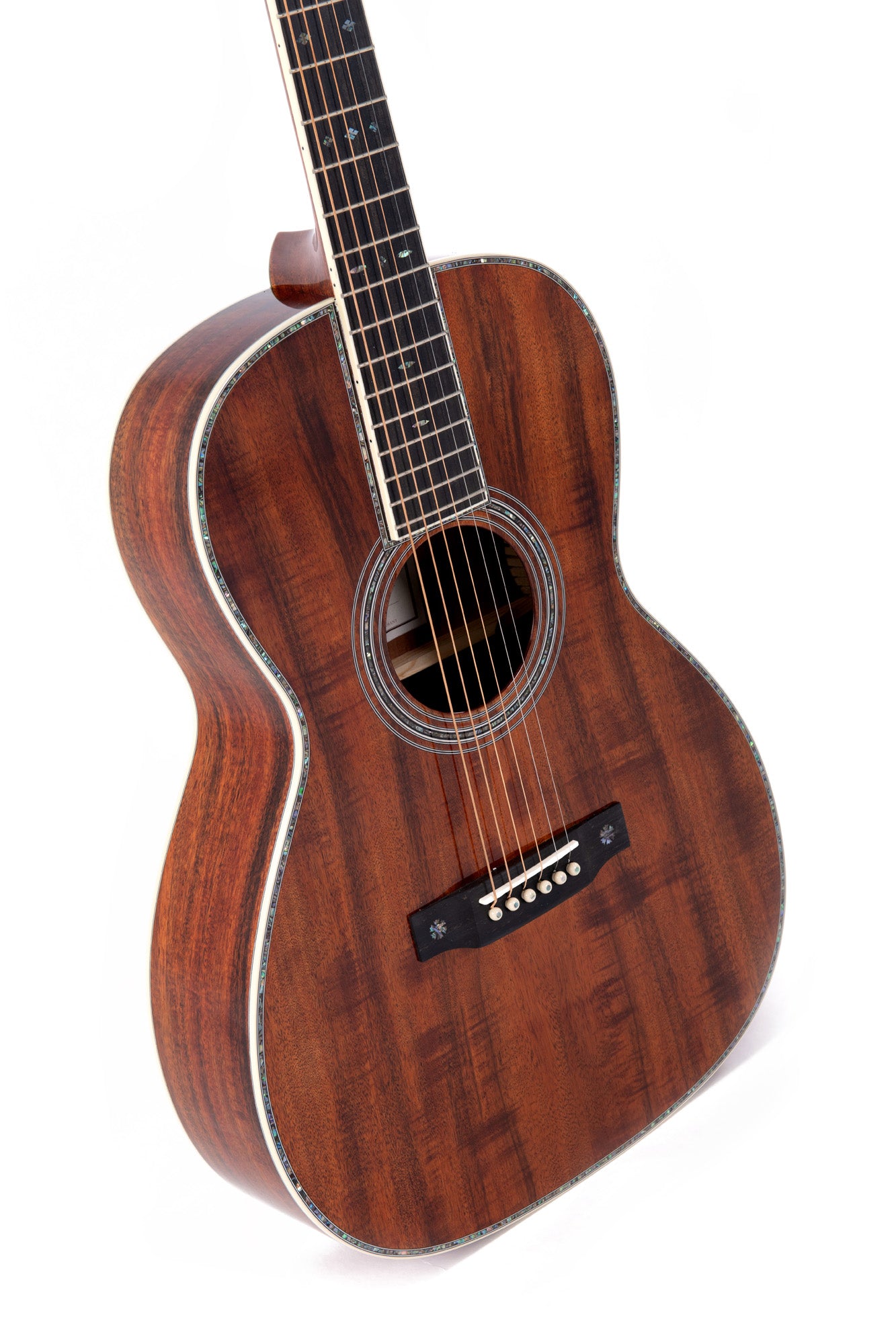 Modèle 000K2-42S, édition spéciale, Forme 000, table Koa flammé massif, f/e Koa flammé, tête ajourée, soft case, nat. brillant