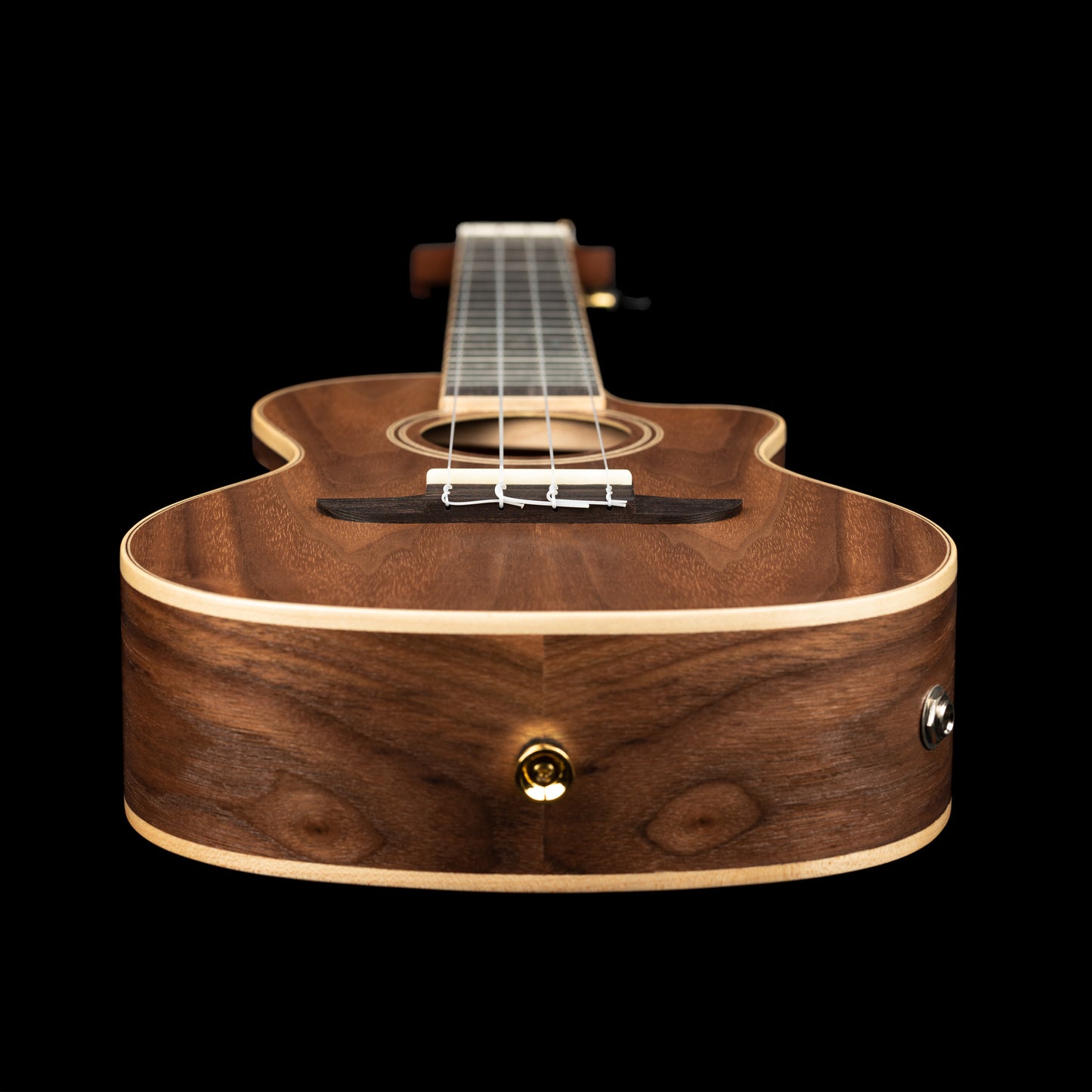 RUWN-CE, modèle Concert pan coupé, EQ Ortega MagusUke, table noyer, fond & éclisses noyer, housse deluxe
