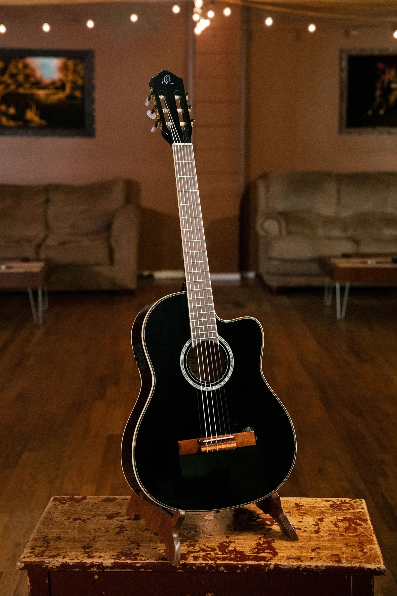 RCE145, modèle à caisse fine, pan coupé, EQ MagusPro, table épicéa massif, manche acajou (sillet 48 mm), noir brillant