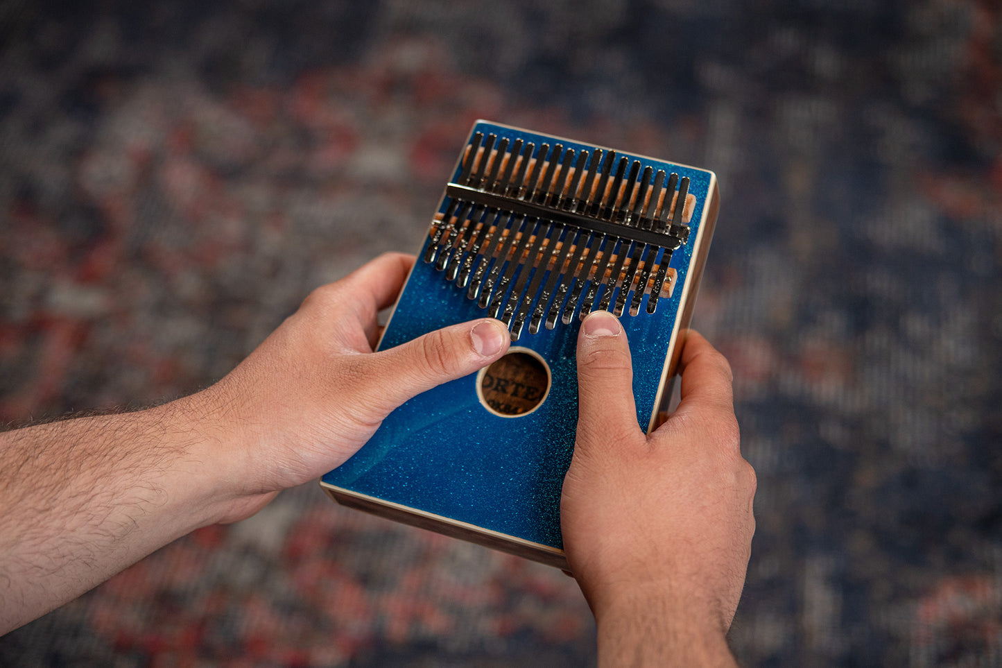 OKB4-MBL, kalimba Ortega série Acoustic, 17 notes en DO majeur, acacia massif, housse, bleu