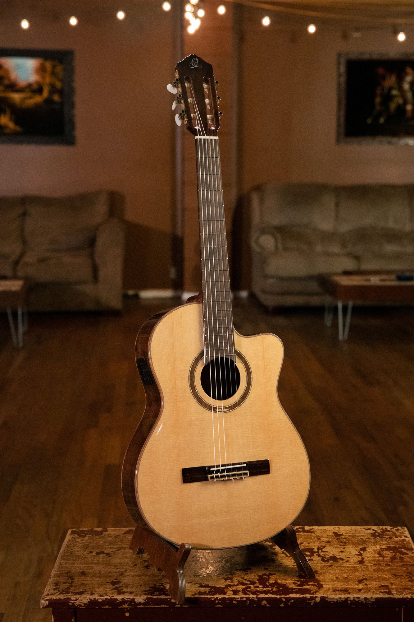 RCE158SN, modèle Slim Neck, pan coupé, EQ MagusPro, table épicéa massif, manche acajou, sillet 48 mm, housse, naturel brillant