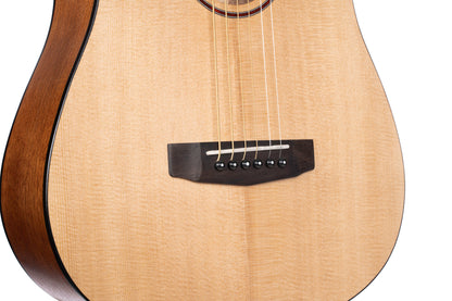 Earth Mini, modèle Dreadnought 3/4, table épicéa massif, fond & éclisses acajou, housse, naturel pores ouverts