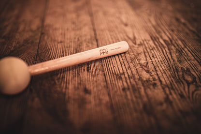 La mailloche pour bols tibétains en cristal.