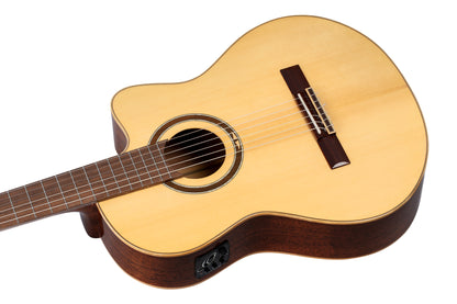 RCE138SN, modèle Slim Neck, pan coupé, EQ MagusPro, table épicéa massif, f/e sapele, manche acajou (sillet 48 mm), housse