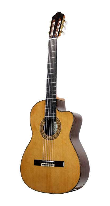 9CE C/B, table cèdre massif, f/e palissandre indien massif, manche insert ébène, touche ébène, preamp Matrix Infinity, soft case