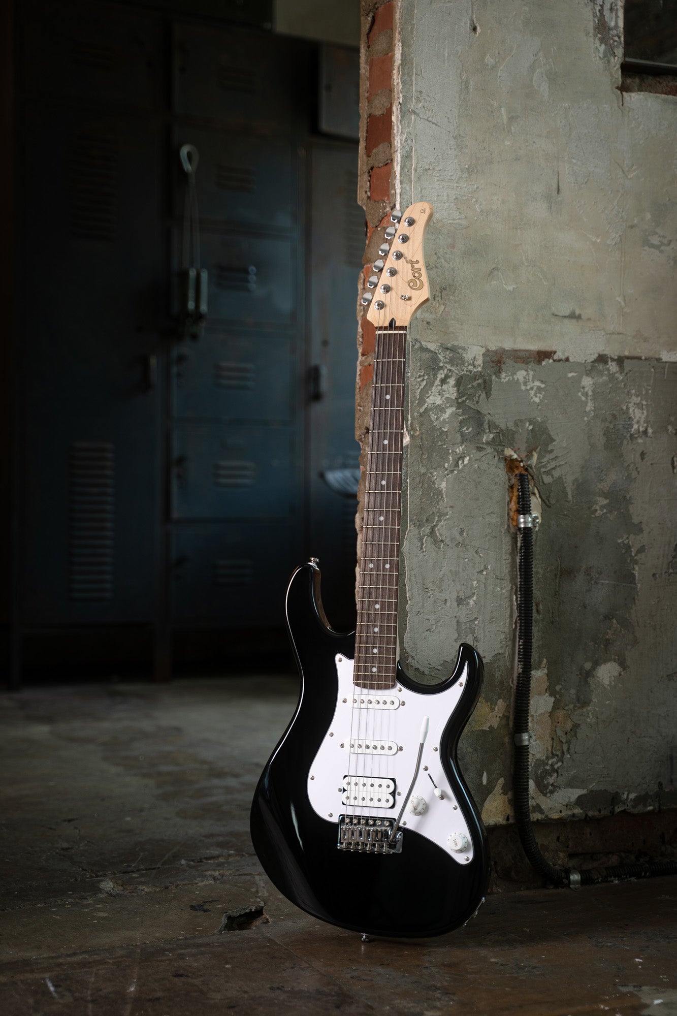 G200, corps peuplier, manche érable, touche jatoba , 2 micros simples et 1 double Powersound, plaque blanche, noir