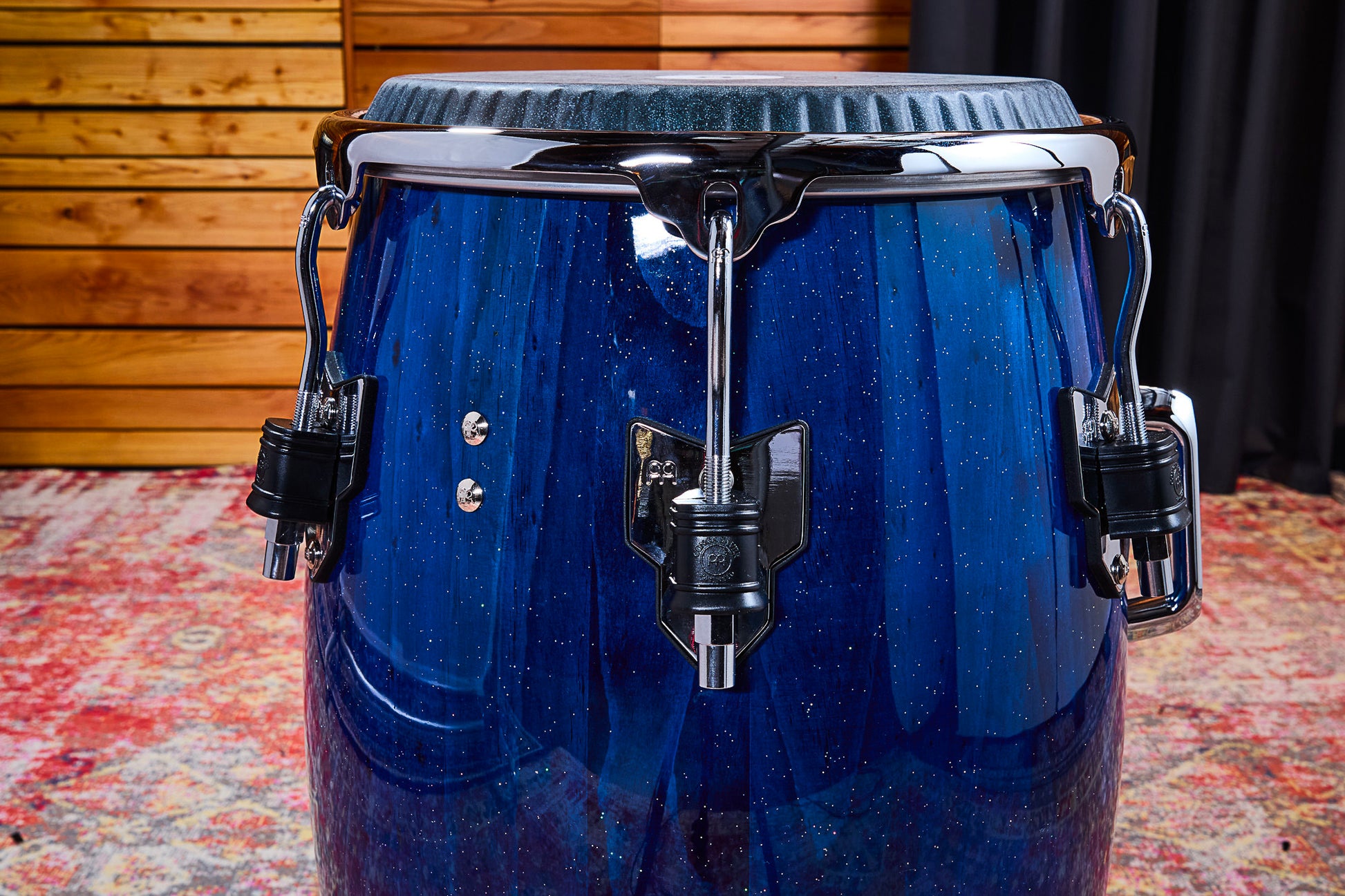 Tumba William 'Kachiro' 12" 1/2, fût pin de Nouvelle-Zélande 3 plis, hauteur 76.2cm, peau cuir de veau noir, cercles SSR 4mm