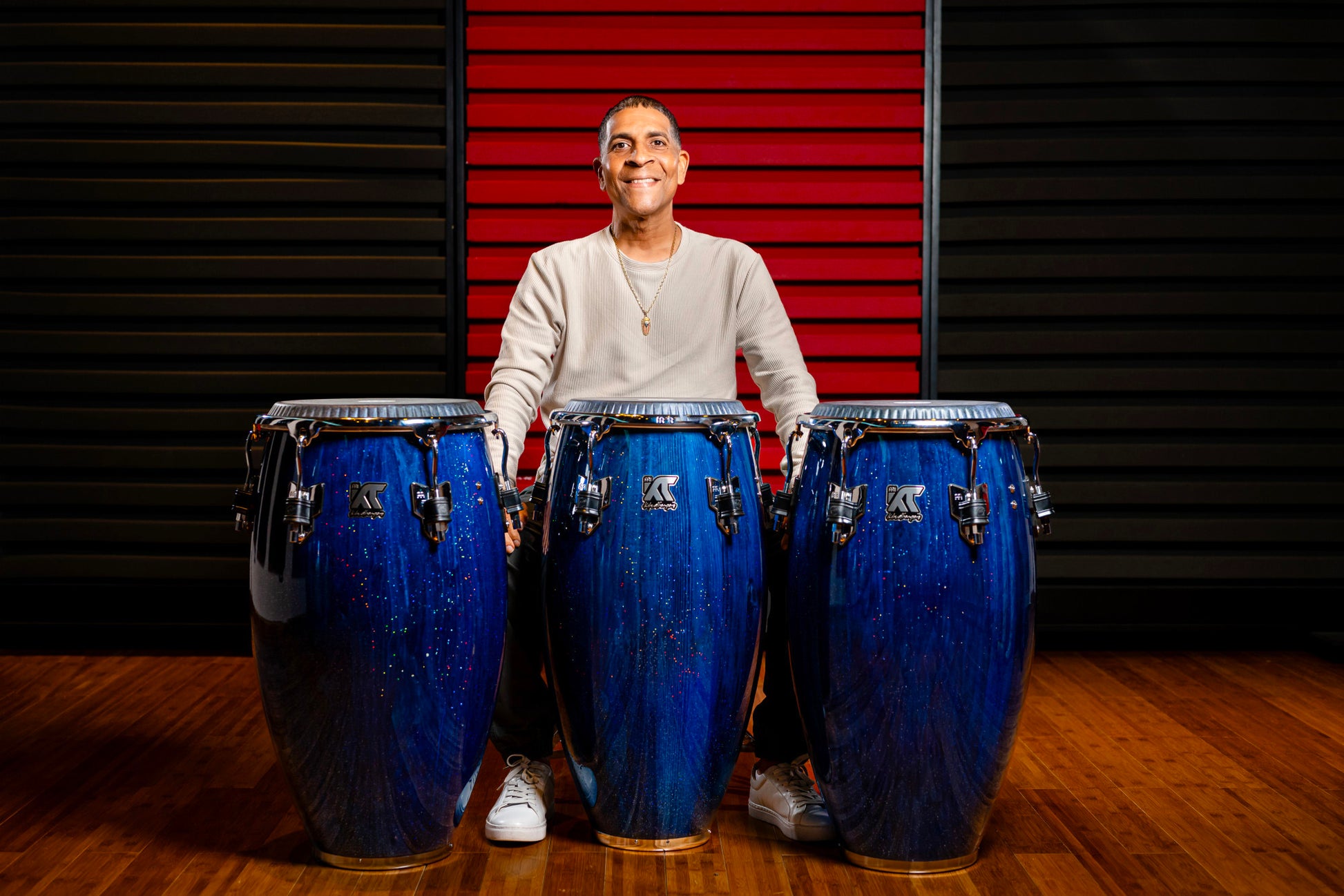 Conga William 'Kachiro' 11" 3/4, fût pin de Nouvelle-Zélande 3 plis, hauteur 76.2cm, peau cuir de veau noir, cercles SSR 4mm