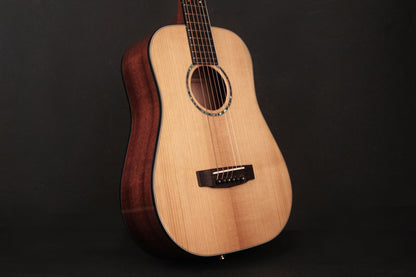 GOLD-MINI-F, forme Dreadnought 3/4, table épicéa massif torréfié, f/e acajou massif, EQ Fishman Flex Plus, naturel brillant