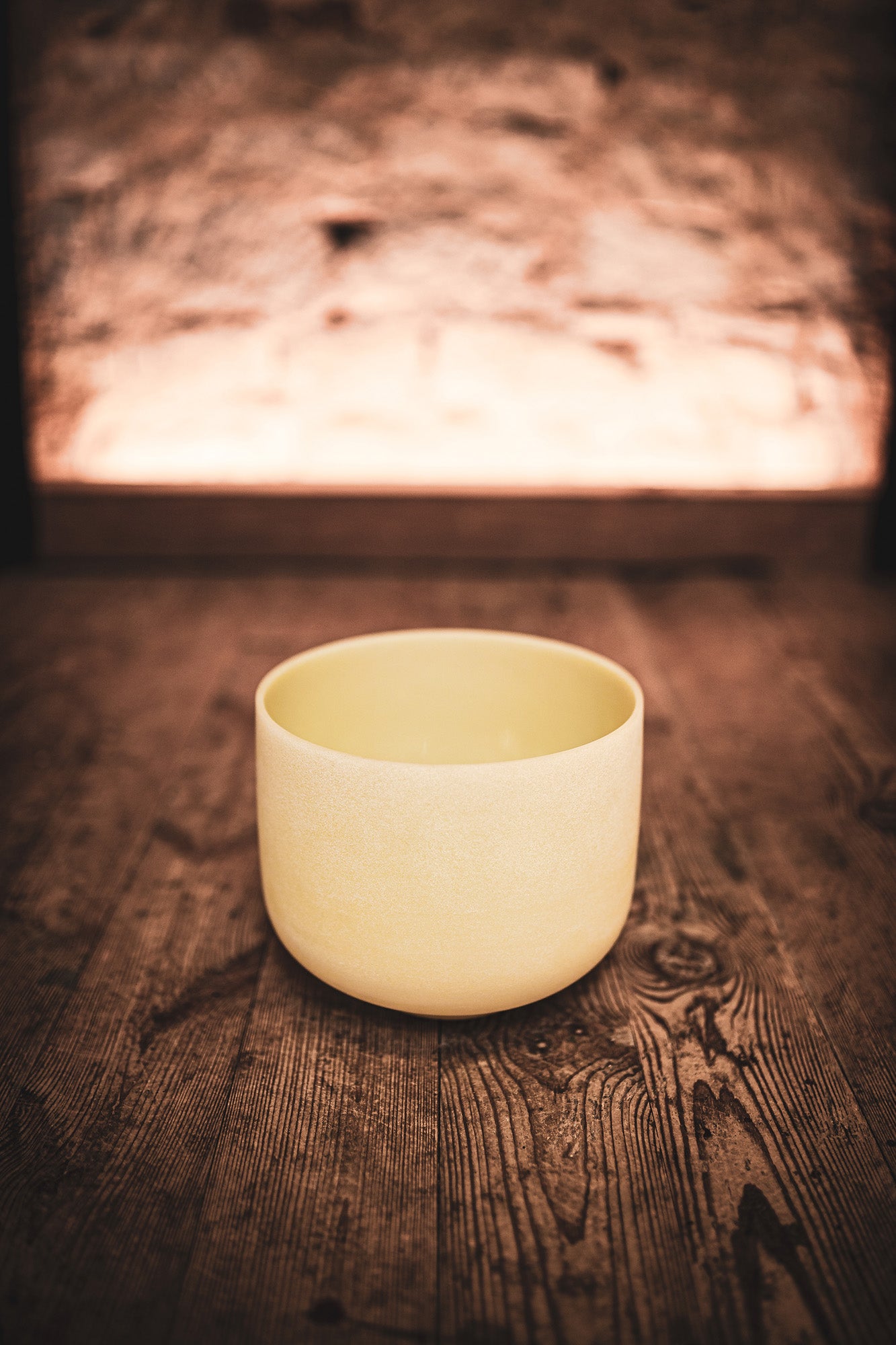 Bol tibétain d'une taille de 10" (25,40cm), hauteur : 19,56 cm. Quartz et émeraude.