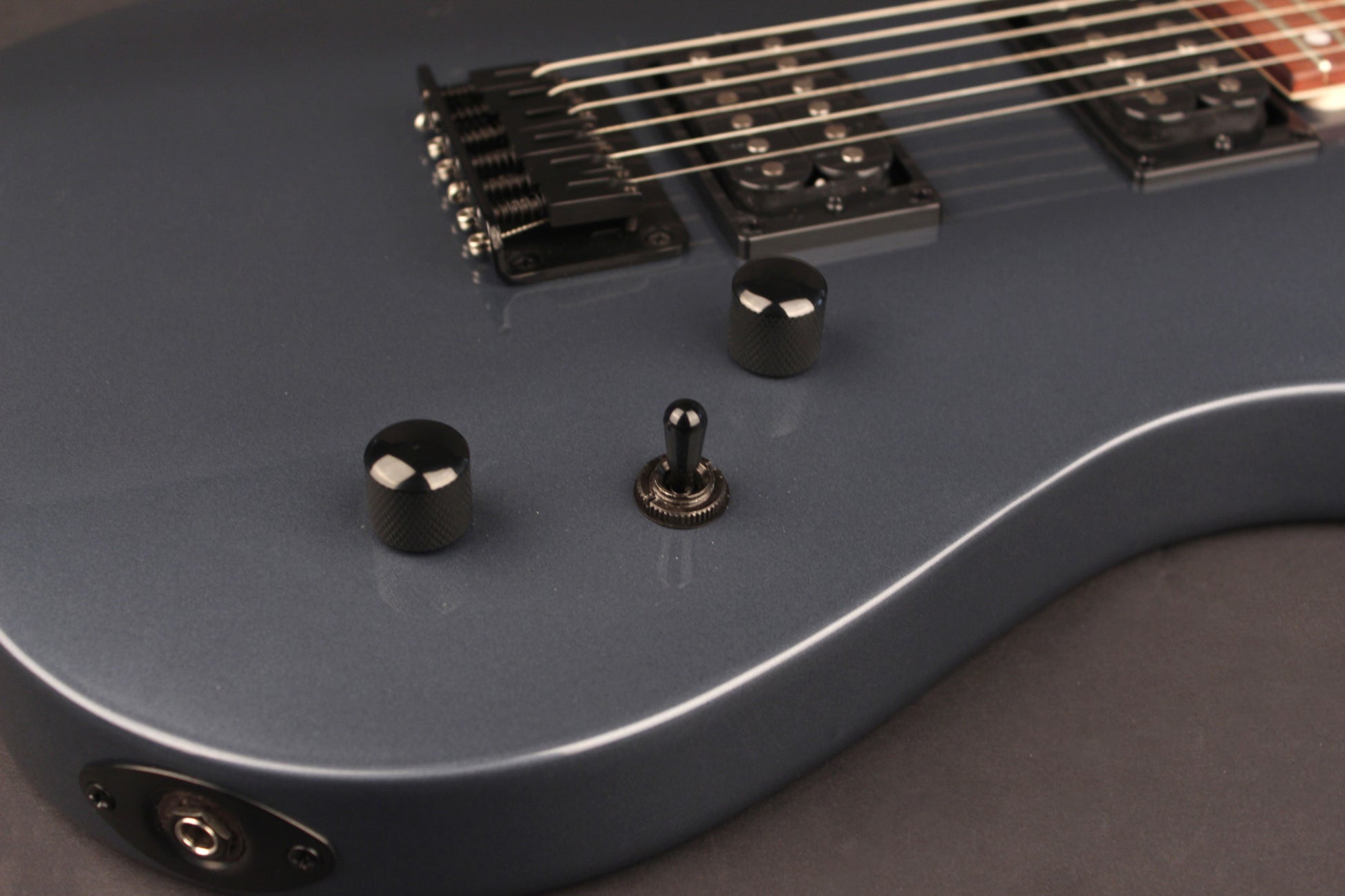 KX100, corps tilleul, manche vissé érable, touche jatoba, 2 micros doubles Powersound, metallic ash