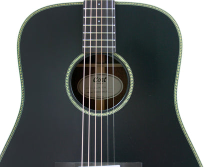 Essence D4, table épicéa Sitka massif torréfié, f/e acajou, touche & chevalet palissandre, semi brillant, table noire