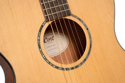 L60, forme Orchestra Model, pan coupé, table épicéa massif, fond & éclisses acajou, touche laurier, EQ CE304T, naturel brillant