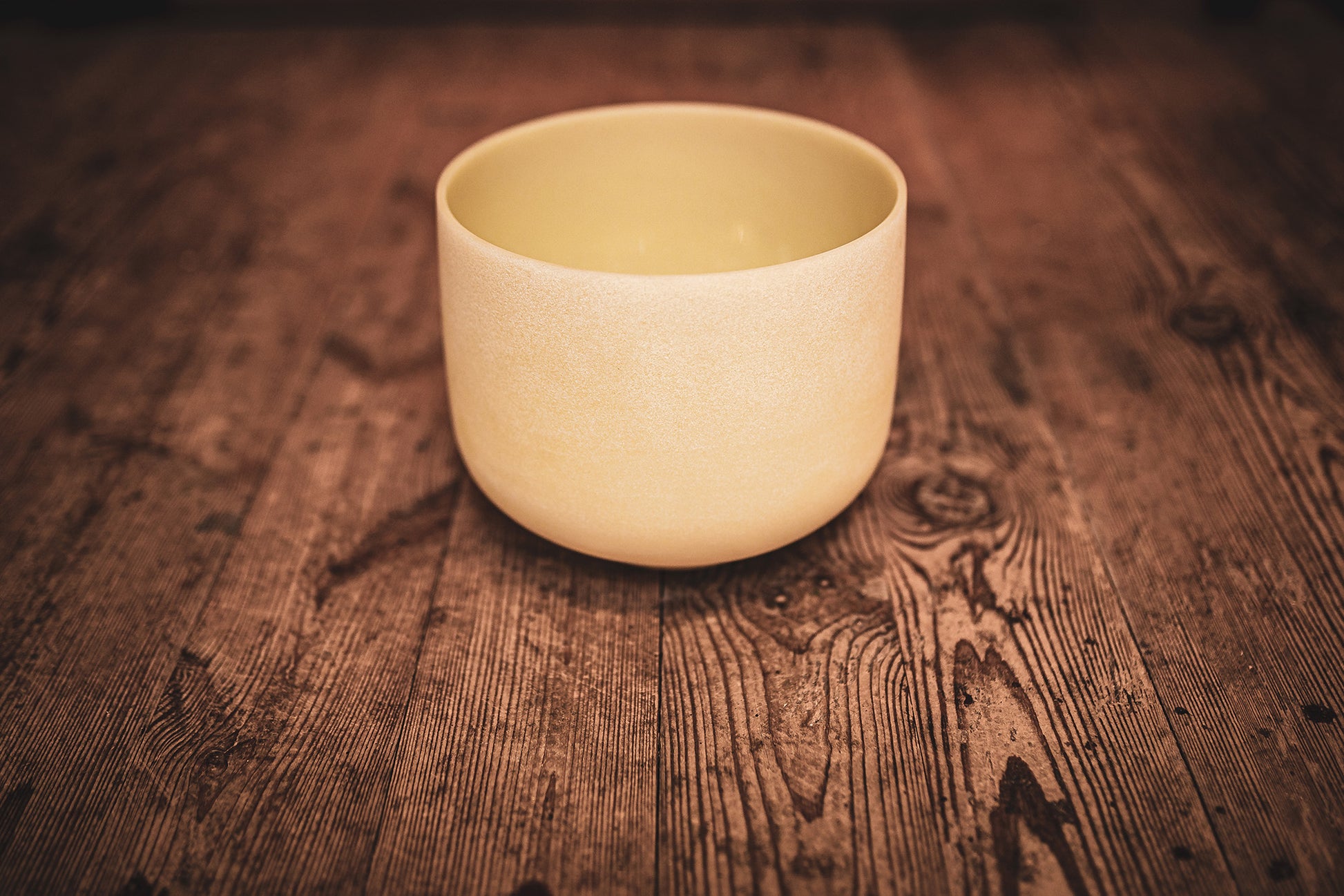 Bol tibétain d'une taille de 10" (25,40cm), hauteur : 19,56 cm. Quartz et émeraude.