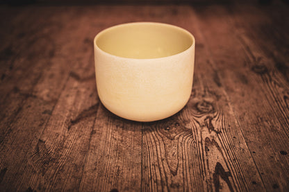 Bol tibétain d'une taille de 10" (25,40cm), hauteur : 19,56 cm. Quartz et émeraude.