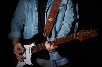 OSSU-30, courroie guitare, série Suede, face et dos cuir suédé, largeur 6 cm, longueur de 92 à 145 cm, caramel