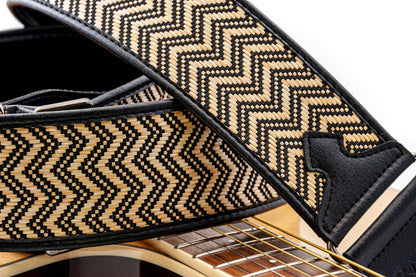 Courroie modèle VICTORIA, fibre naturelle, largeur 6 cm, longueur 95 à 150 cm, porte-médiators intégré, beige et noir