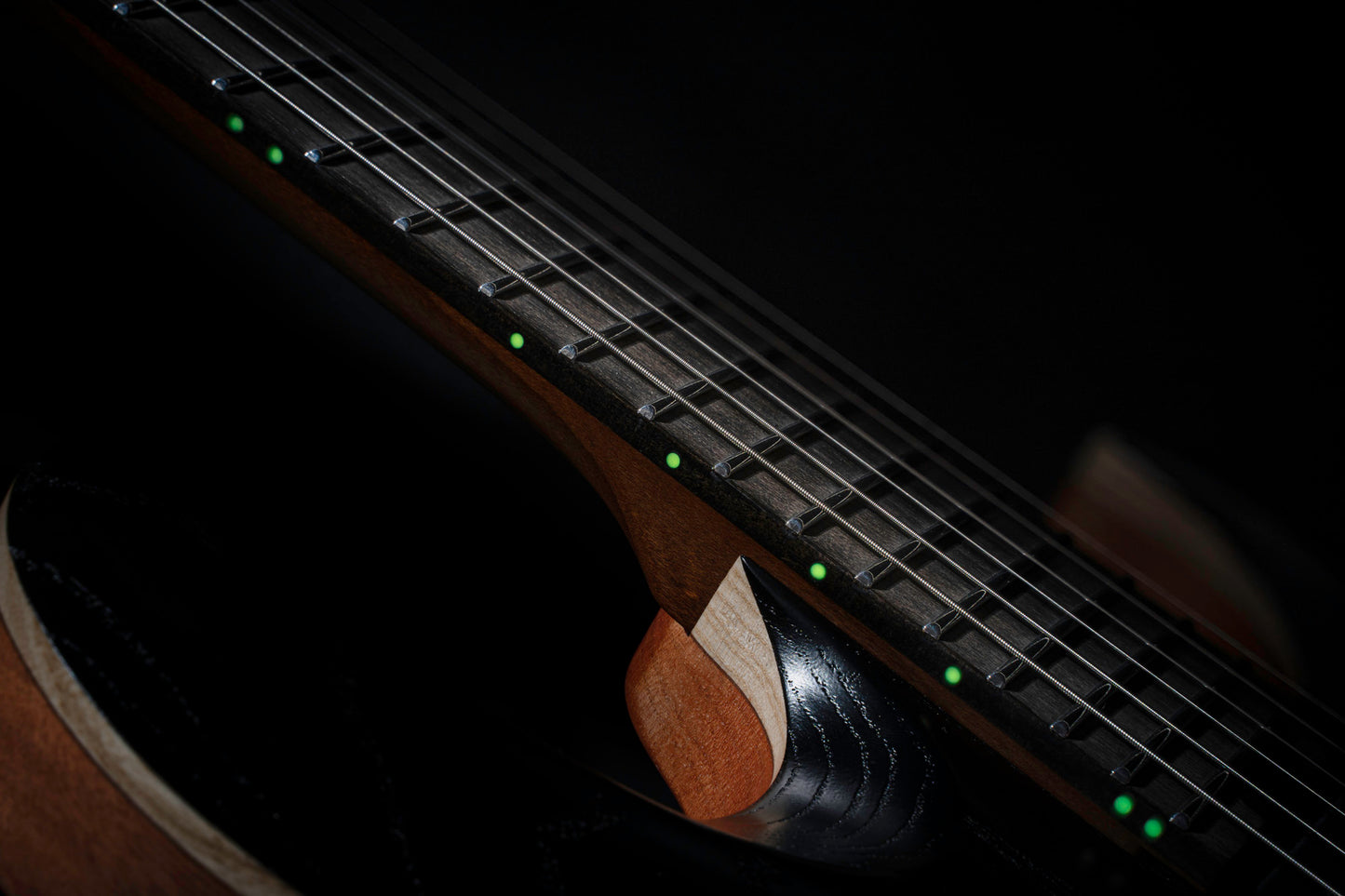 KX700EV, corps acajou, table frêne, touche ébène, chevalet Evertune, micros Seymour Duncan Sentient & Nazgûl, housse