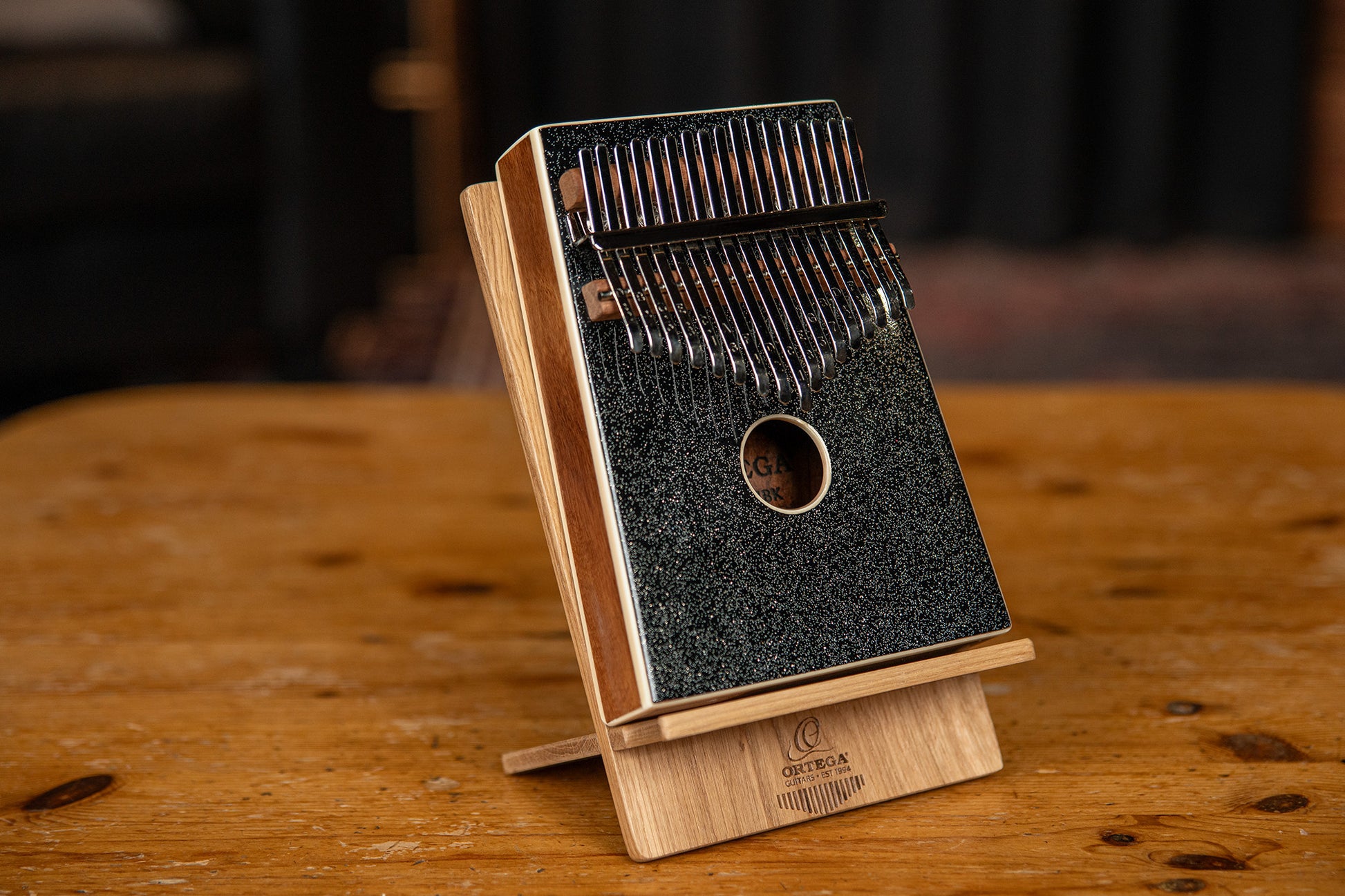 OKB4-MBK, kalimba Ortega série Acoustic, 17 notes en DO majeur, acacia massif, housse, noir