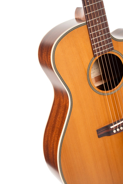 Essence GA4, table épicéa Sitka massif torréfié, f/e acajou, touche palissandre, Fishman Presys VT, semi brillant