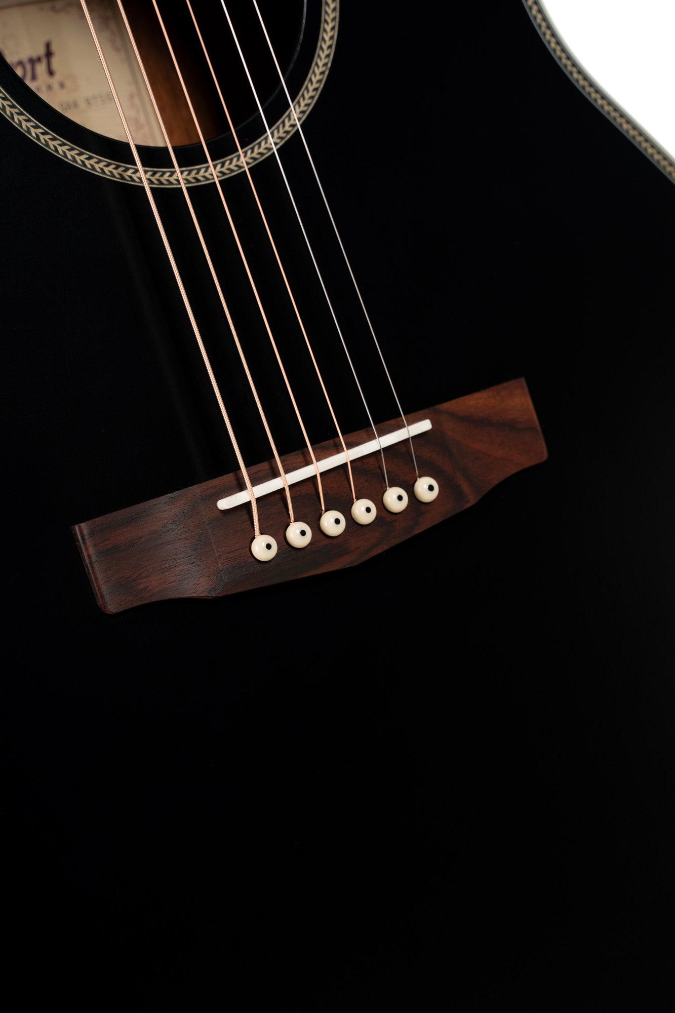 Essence GA4, table épicéa Sitka massif torréfié, f/e acajou, touche palissandre, Fishman Presys VT, semi brillant, table noire