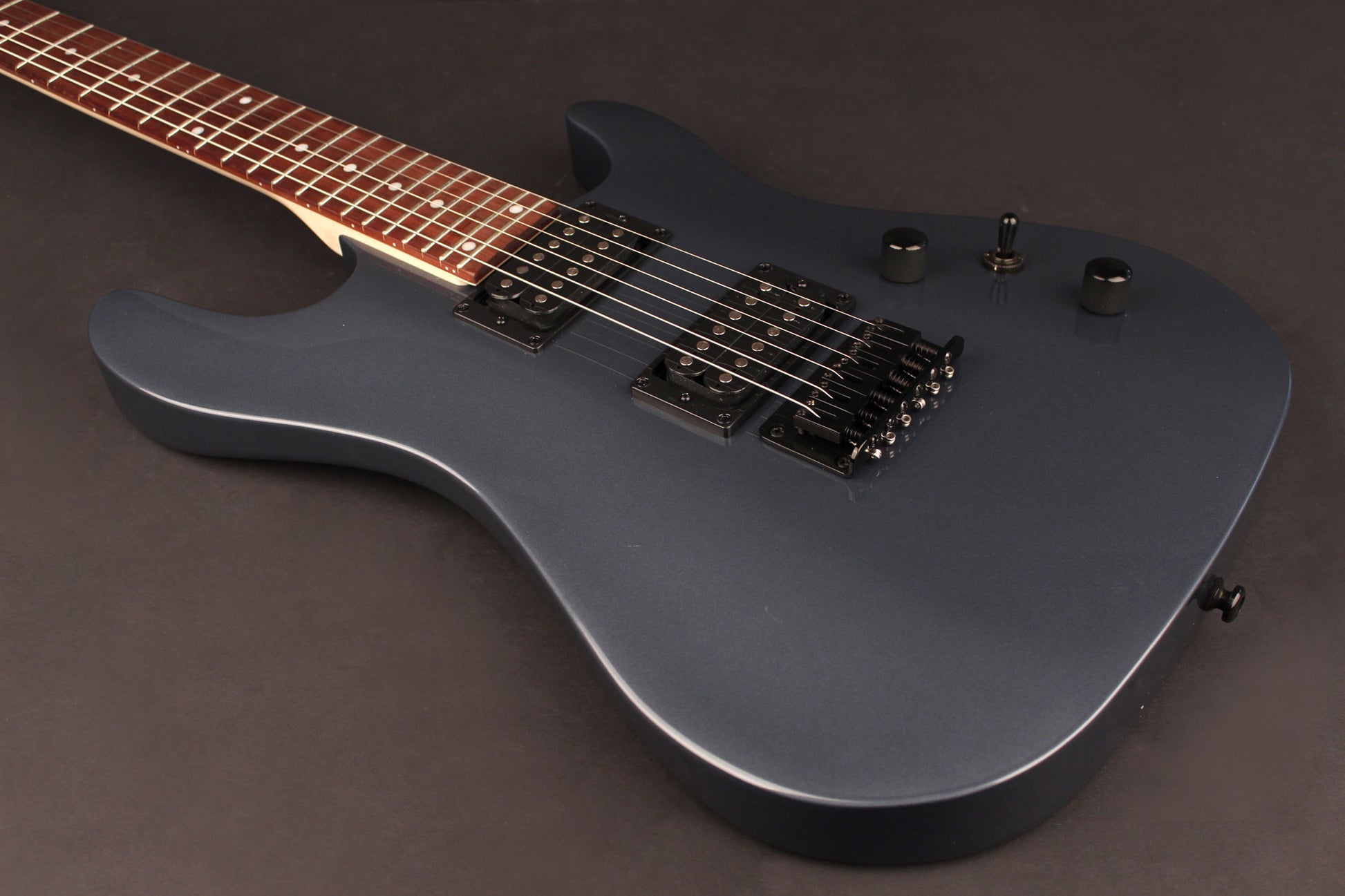 KX100, corps tilleul, manche vissé érable, touche jatoba, 2 micros doubles Powersound, metallic ash