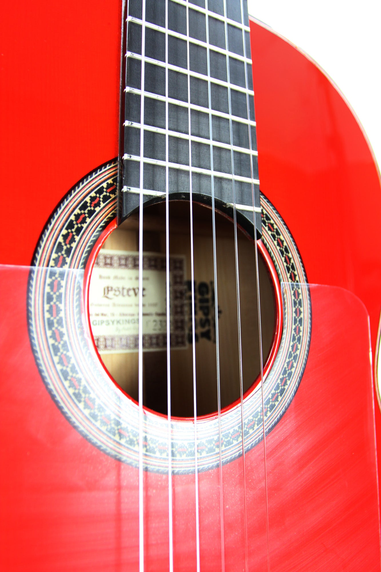 GIPSYKINGS (by André Reyes), Flamenco, table épicéa massif, f/e cyprès massif, EQ Fishman Prefix Pro Blend, rouge brillant