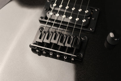 KX100, corps tilleul, manche vissé érable, touche jatoba, 2 micros doubles Powersound, black metallic