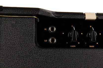 Tête à lampes 15W, préampli 3 x 12AX7, ampli 2 x EL84, égalisation 3 bandes, boucle d'effet, poids: 9.7 kg, noir