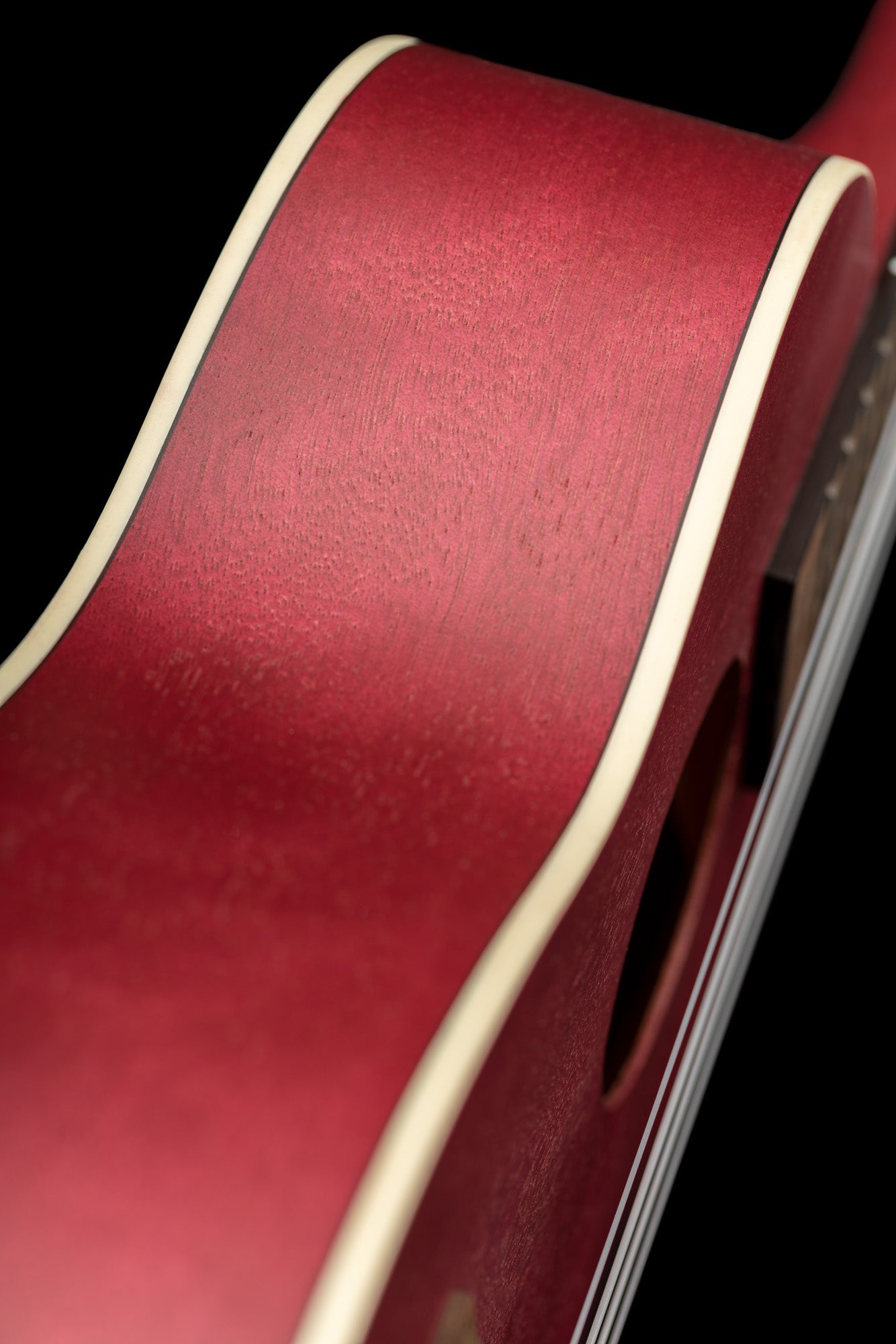 RURUBY, modèle Concert, table okoume, fond & éclisses okoume, manche acajou, rouge rubis satiné