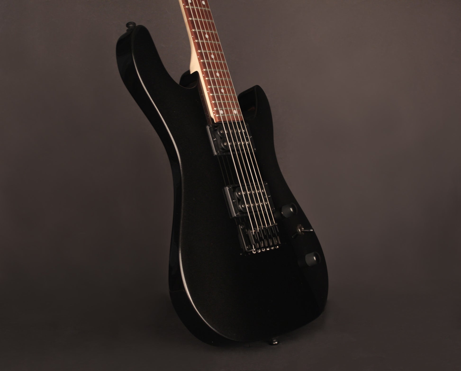 KX100, corps tilleul, manche vissé érable, touche jatoba, 2 micros doubles Powersound, black metallic