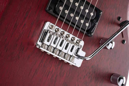 X100, corps meranti, manche érable, touche jatoba, trémolo 6 points, 2 doubles Powersound, black cherry pores ouverts