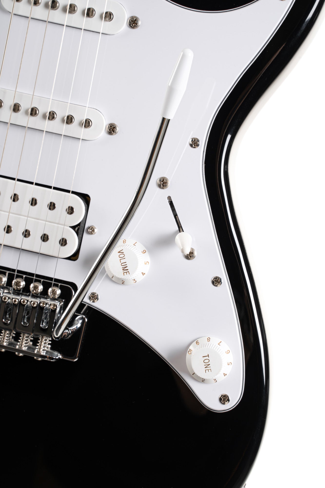 G200, corps peuplier, manche érable, touche jatoba , 2 micros simples et 1 double Powersound, plaque blanche, noir