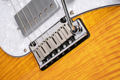 G280 SELECT, corps aulne, table érable flammé, touche palissandre, 2 micros simples et 1 double Voiced Tone, ambre