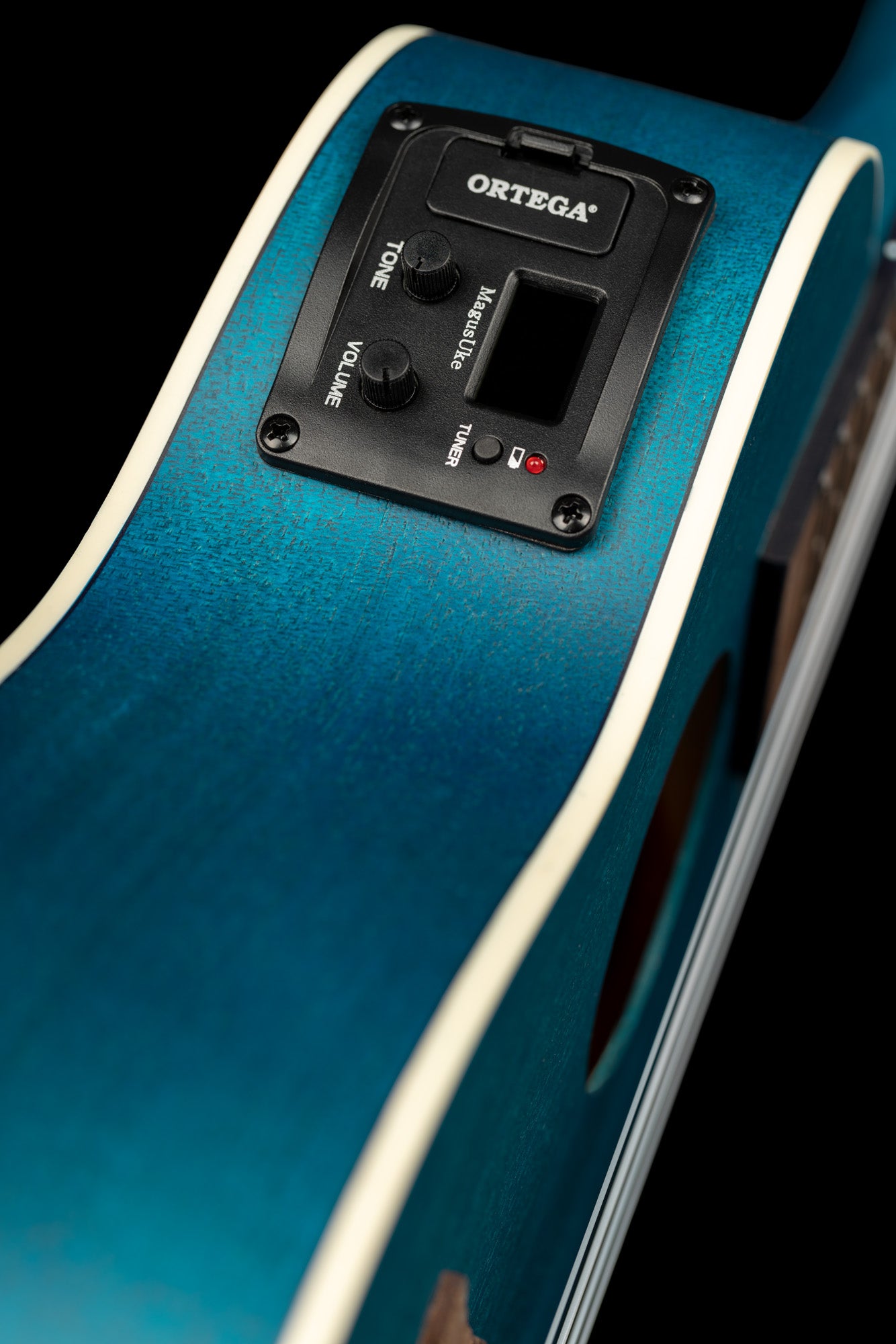 RUOCEAN-CE, modèle Concert pan coupé, EQ Ortega MagusUke, table okoumé, fond & éclisses okoumé, bleu satiné