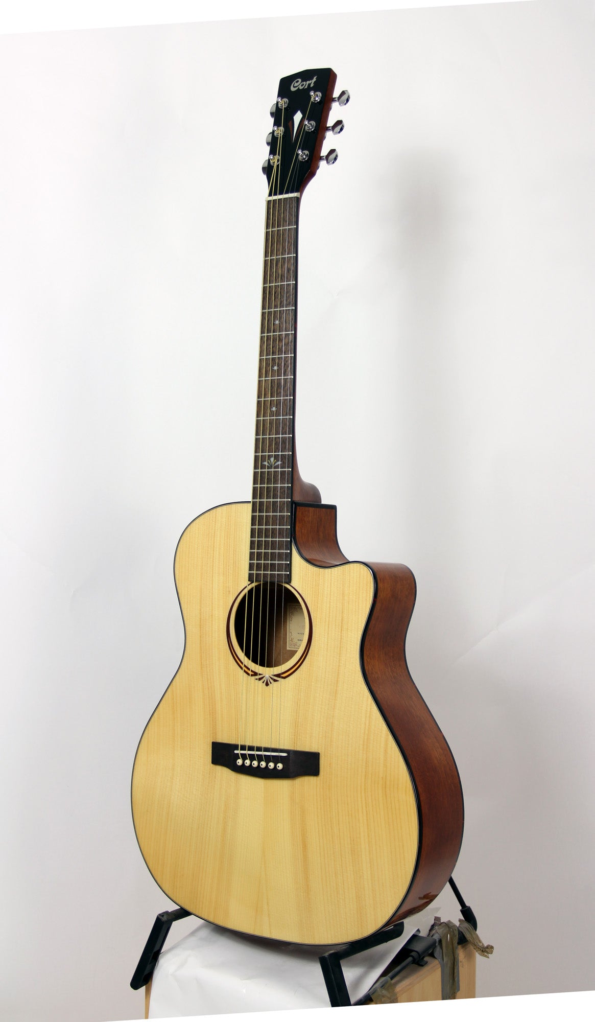 GA-MEDX, table épicéa massif, f/e acajou, manche acajou, touche & chevalet merbau, EQ Cort CE306T, naturel brillant