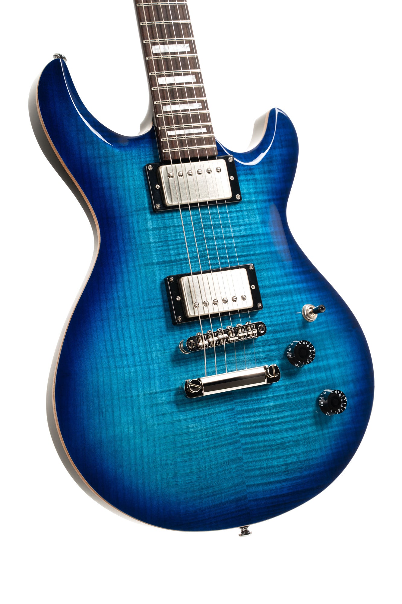 M600, corps acajou, placage érable flammé, manche collé acajou, 2 micros doubles Cort Voiced Tone VTH-59, blue burst