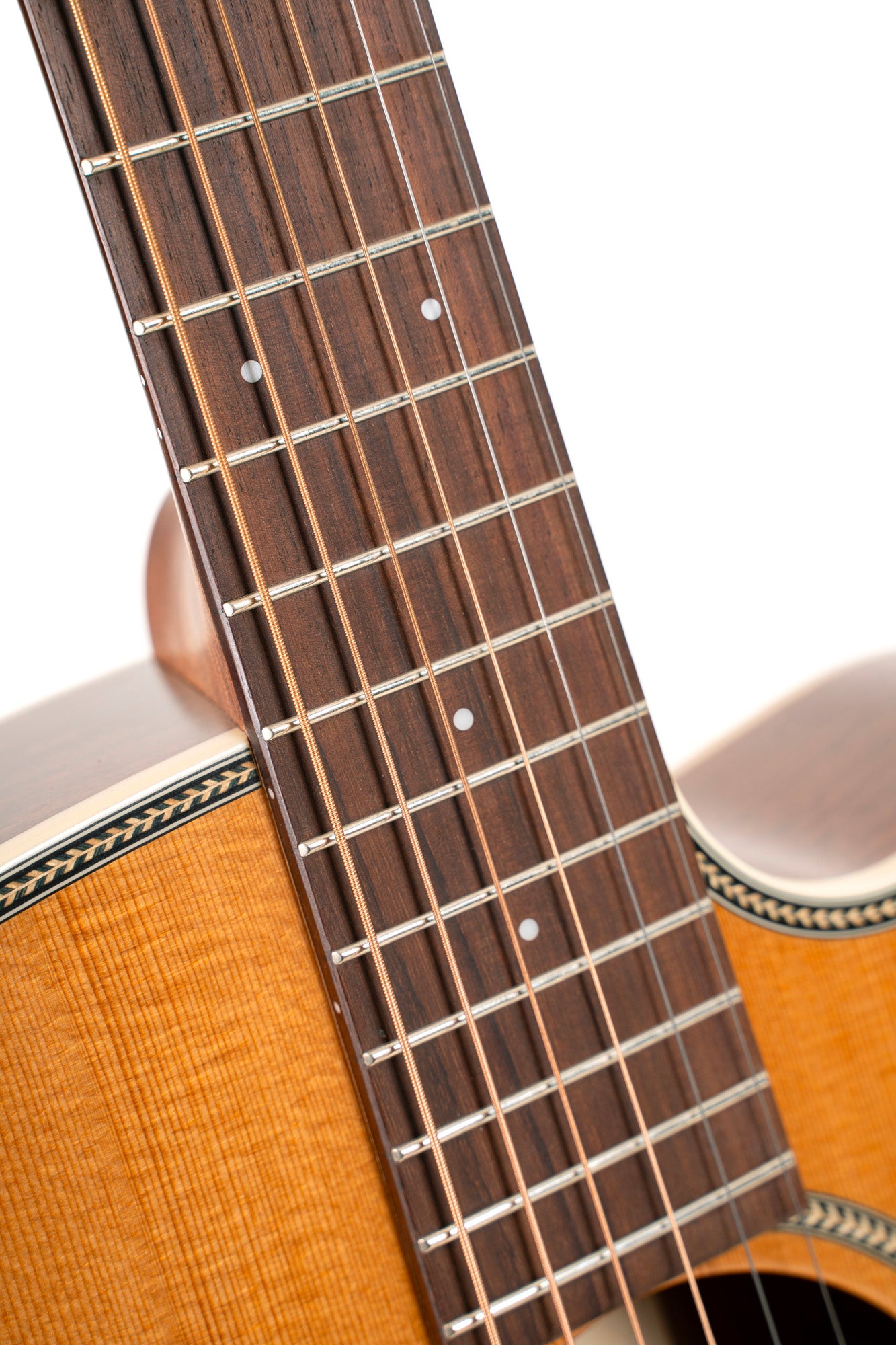 Essence OC4, table épicéa Sitka massif torréfié, f/e acajou, touche palissandre, Fishman Presys VT, semi brillant