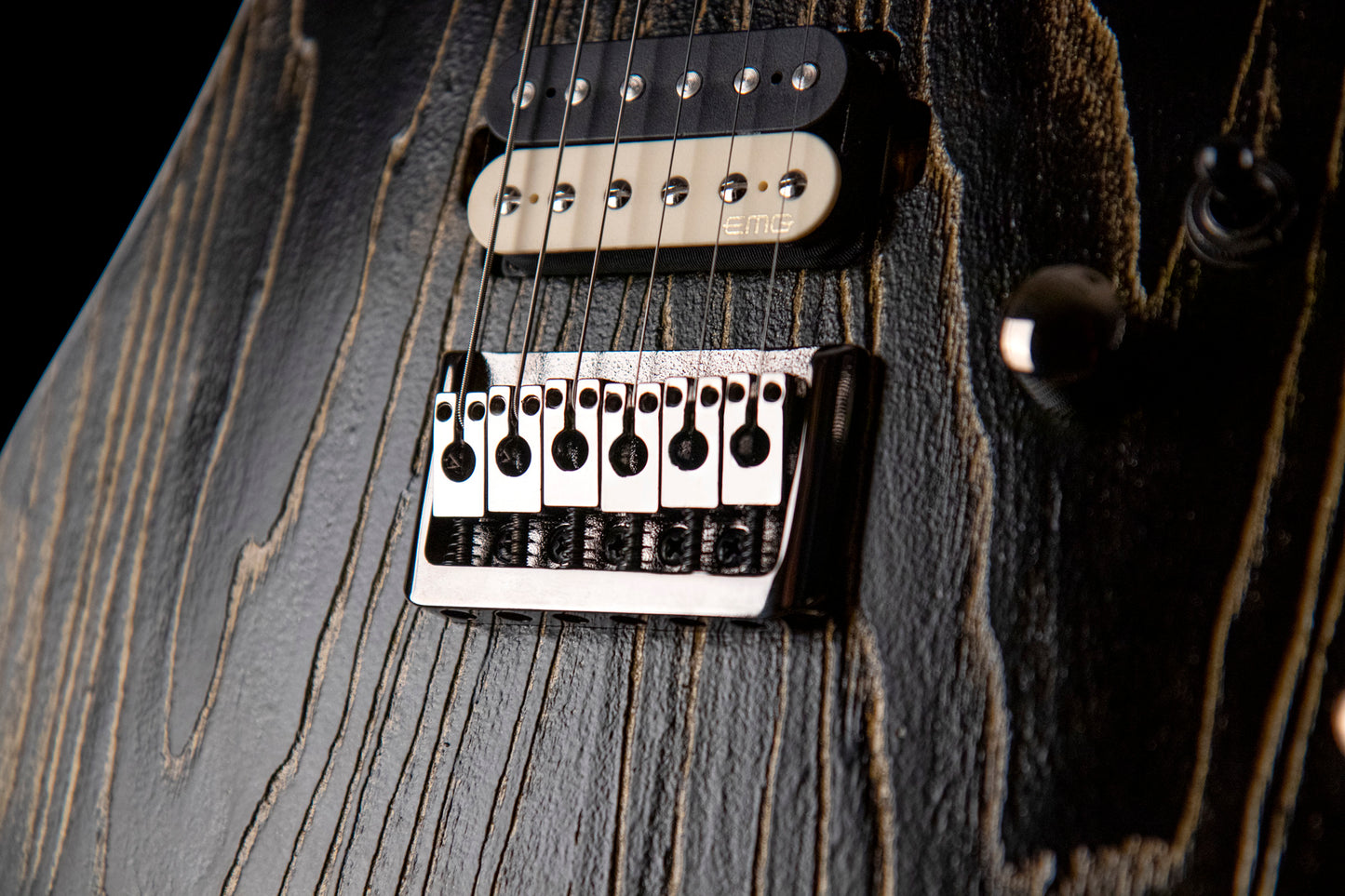 KX300 ETCHED, 6 cordes, corps acajou, table frêne sablée, touche pau ferro, 2 micros doubles EMG RetroActive, noir et or