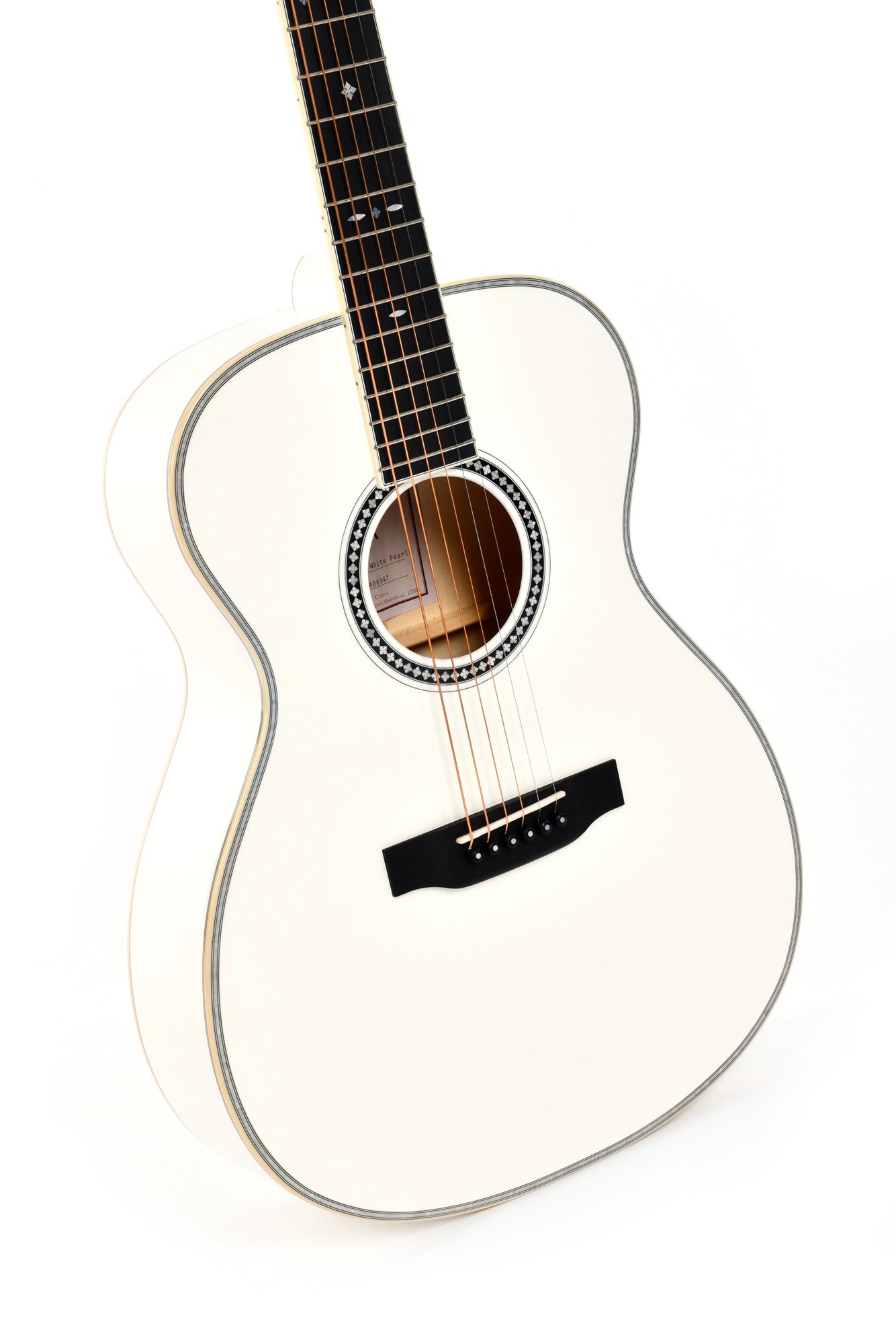 Modèle 000A WHITE PEARL, édition spéciale, Forme 000, table épicéa massif AA, f/e érable flammé, Fishman Sonitone, soft case