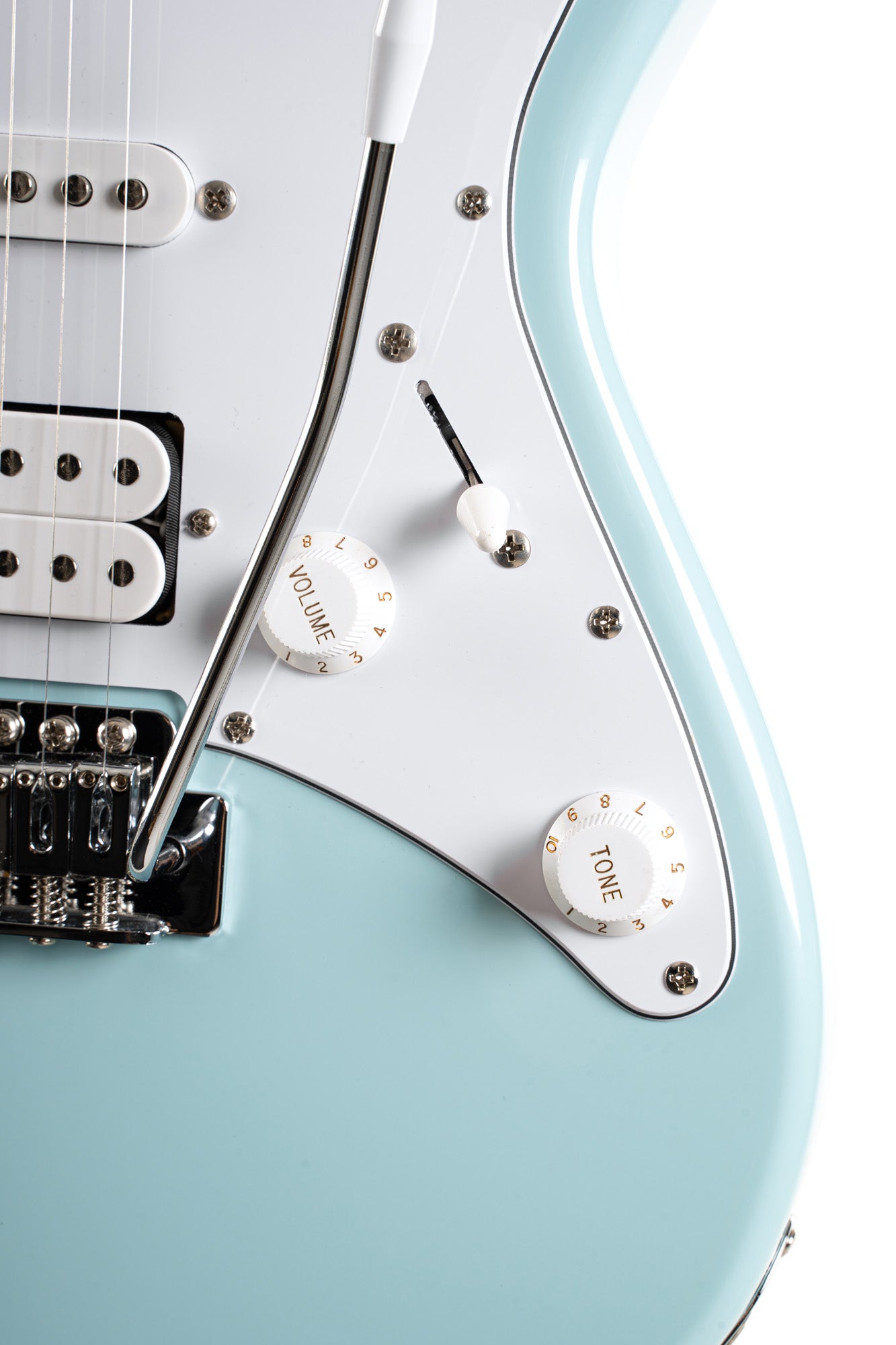 G200, corps peuplier, manche érable, touche jatoba , 2 micros simples et 1 double Powersound, plaque blanche, bleu ciel