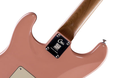 GTRS P800, corps aulne, manche érable flammé torréfié, touche palissandre, micros et processeur GTRS, flamingo pink